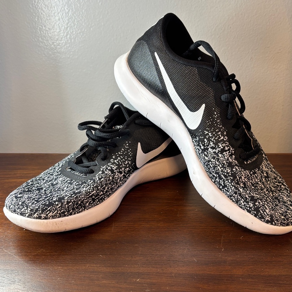 Nike Women's Black and White Athletic Sneakers
